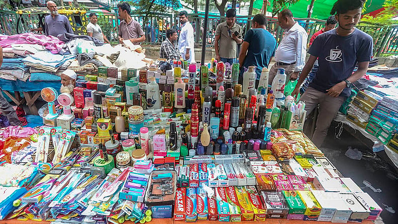 মতিঝিল আইডিয়াল স্কুল অ্যান্ড কলেজের সামনে হলিডে মার্কেটে প্রসাধনী পণ্যও বিক্রি হয়