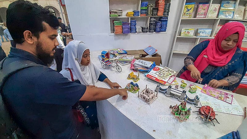 বইমেলার দ্বিতীয় দিনে বাংলা একাডেমি প্রাঙ্গণে বড়দের সঙ্গে এসেছিল ছোটরাও