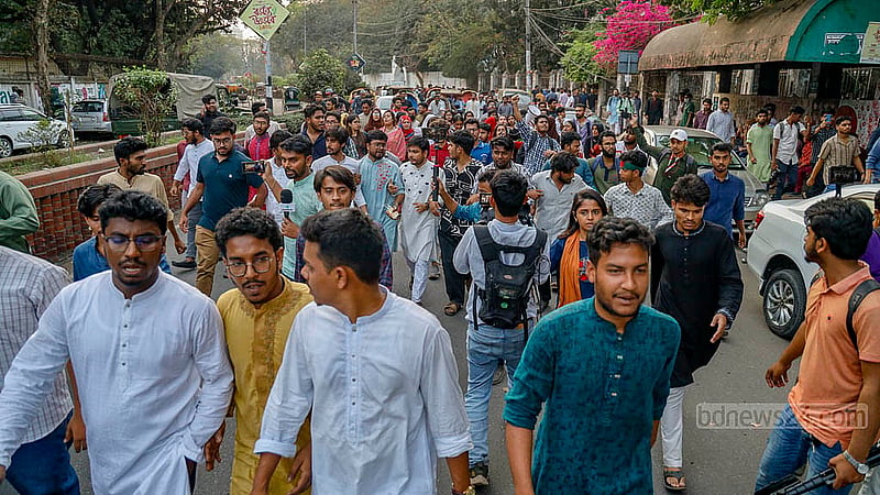 নতুন সংগঠন ‘বাংলাদেশ গণতান্ত্রিক ছাত্র সংসদের’ আত্মপ্রকাশের আগে বুধবার বিকালে ঢাকা বিশ্ববিদ্যালয়ের মধুর ক্যান্টিনের সামনে বিক্ষোভ করেন বেসরকারি বিশ্ববিদ্যালয়ের শিক্ষার্থীরা