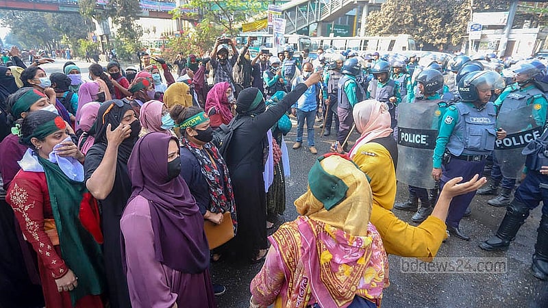 প্রাথমিক বিদ্যালয়ের সহকারী শিক্ষক পদে বাতিল হওয়া নিয়োগ ফিরে পাওয়ার দাবিতে সোমবার রাজধানীর শাহবাগ মোড় অবরোধ করে বিক্ষোভ করেন ঢাকা ও চট্টগ্রাম বিভাগের প্রার্থীরা