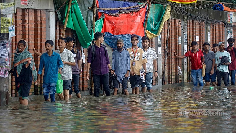 ঢাকায় মঙ্গলবার মধ্যরাত থেকে শুরু হওয়া ভারি বৃষ্টিতে ডুবে যায় নিউ মার্কেট এলাকার পথঘাট। বুধবার এসব সড়কে চলাচল করা অনেক যানবাহনের চাকা ছিল পানির নিচে