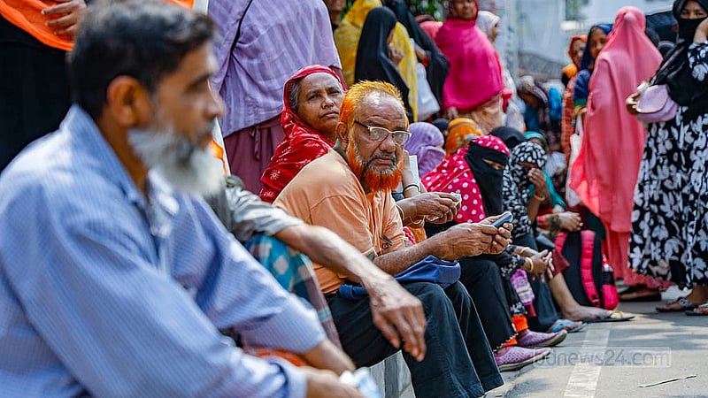 রোজা সামনে রেখে টানা তিনদিন টিসিবির ট্রাক থেকে বিক্রি হয়েছে পণ্য। সেই খবরে মঙ্গলবার কিছু পণ্য কিনতে আসেন এই ব্যক্তি। কিন্তু সকাল গড়িয়ে দুপুর হলেও দেখা নেই টিসিবির ট্রাকের