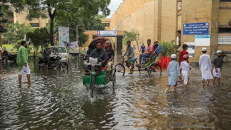 বৃষ্টির পানিতে তলিয়ে আছে রাজধানীর মাতুয়াইল শিশু মাতৃসদন হাসপাতাল।
