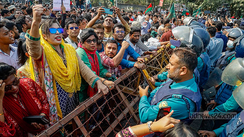 ভারতীয় হাই কমিশন অভিমুখে বিএনপির পদযাত্রাকে রামপুরা ব্রিজে পুলিশ আটকে দিলে ব্যারিকেডের সামনে দাঁড়িয়ে স্লোগান দিতে থাকেন দলটির নেতাকর্মীরা