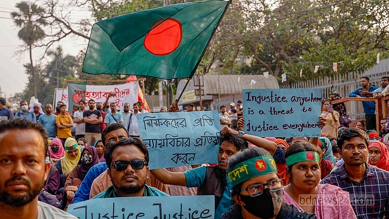 প্রাথমিক বিদ্যালয়ের সহকারী শিক্ষক পদে বাতিল হওয়া নিয়োগ ফিরে পাওয়ার দাবিতে শনিবার শাহবাগে চাকরিপ্রার্থীরা প্ল্যাকার্ড হাতে স্লোগান দেন