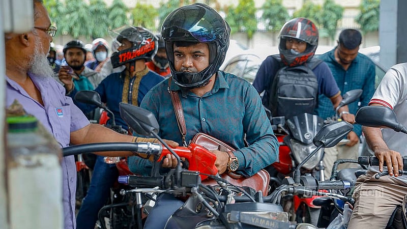 ব্যক্তি মালিকানাধীন পেট্রোল পাম্প রোববার সকাল ৬টা থেকে দুপুর ২টা পর্যন্ত বন্ধ থাকায় সরকারি পাম্পগুলোতে ভিড় দেখা দেয়