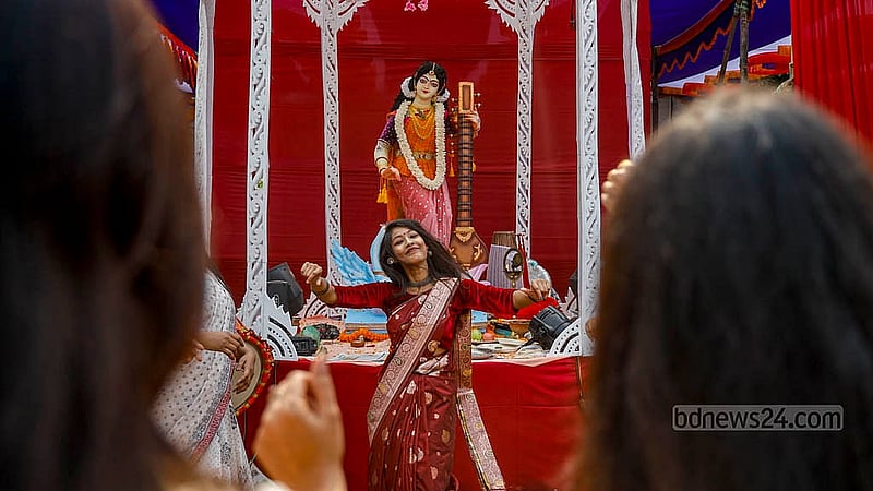 সরস্বতী পূজায় সোমবার ঢাকা বিশ্ববিদ্যালয়ের জগন্নাথ হলের মাঠে নৃত্যকলা বিভাগের শিক্ষার্থীরা তাদের মণ্ডপের সামনে নৃত্য পরিবেশন করেন