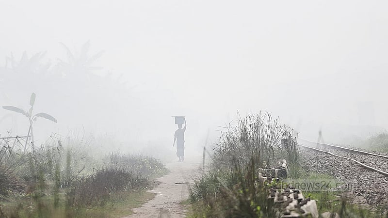 দেখে মনে হয় কুয়াশায় ঢেকে গেছে গোটা এলাকা। আসলে কলকারখানার ধোঁয়ায় প্রতিনিয়ত এমন পরিস্থিতি সৃষ্টি হচ্ছে রাজধানীর শ্যামপুর এলাকায়