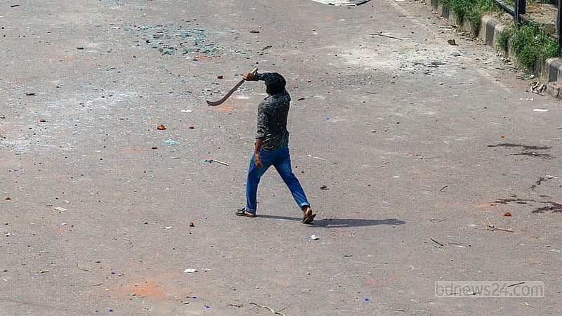 রাজধানীর সায়েন্স ল্যাবরেটরি এলাকায় মঙ্গলবার দুপুরে কোটা আন্দোলনকারী শিক্ষার্থীদের সঙ্গে সংঘর্ষের সময় রামদা হাতে ছাত্রলীগের এক কর্মী