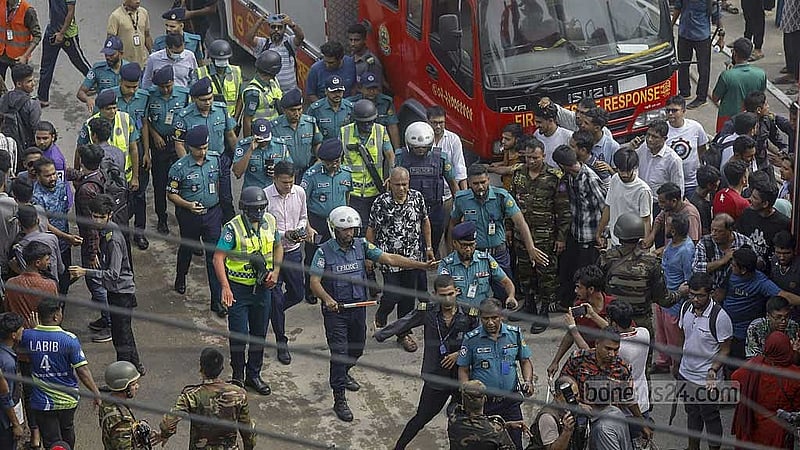 ঢাকার দিয়াবাড়িতে মাইলস্টোন স্কুল অ্যান্ড কলেজ ক্যাম্পাসে বিমান বাহিনীর যুদ্ধবিমান বিধ্বস্ত হওয়ার পর ঘটনাস্থল পরিদর্শন করেন স্বরাষ্ট্র উপদেষ্টা জাহাঙ্গীর আলম চৌধুরী