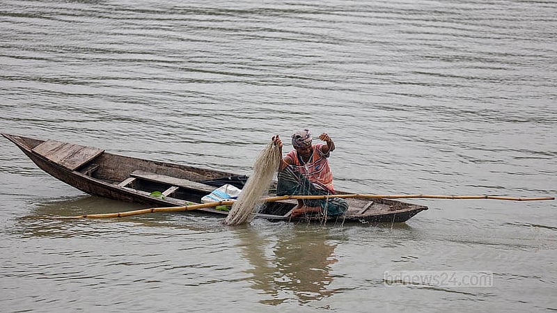 বর্ষায় তুরাগের ঝকঝকে পানিতে এখন মাছ ধরা পড়ছে। কারেন্ট জাল নিয়ে মাছ ধরছেন এক ব্যক্তি