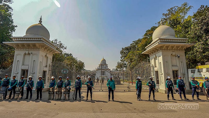 হাই কোর্ট এলাকায় শনিবার সকাল থেকে রাখা হয় কড়া নজরে। প্রবেশ গেইট থেকে শুরু করে সব কয়টি গেইটে অবস্থান নেয় আইনশৃঙ্খলা বাহিনী