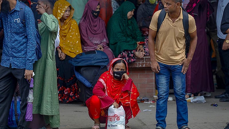 ঈদের ছুটিতে বাড়ি ফিরতে বৃহস্পতিবার টঙ্গী রেলওয়ে স্টেশনে ট্রেনের অপেক্ষায় এক নারী। অনেক ভিড় হবে ভেবে ট্রেন আসার অনেক আগেই স্টেশনে হাজির হন তিনি