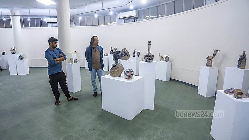 ঢাকা বিশ্ববিদ্যালয়ের চারুকলা অনুষদের জয়নুল গ্যালারিতে ‘ডেলফট ব্লু সিরামিক’ প্রদর্শনীতে স্থান পেয়েছে ছয়জন শিক্ষক ও ২৯ জন শিক্ষার্থীর বিভিন্ন শিল্পকর্ম