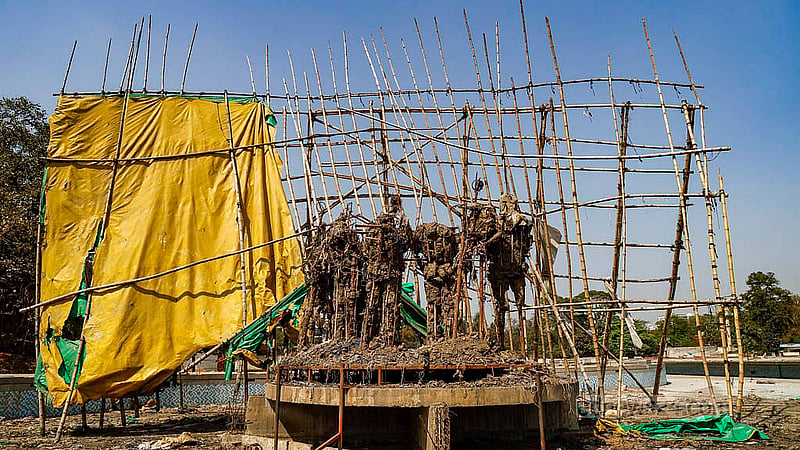 শাহবাগের বন্ধ থাকা শিশু পার্কের মধ্যে মুক্তিযুদ্ধ বিষয়ক মন্ত্রণালয় যেসব ভাস্কর্য বানাচ্ছিল, ২০২৪ সালের ৫ অগাস্ট সেগুলো পুড়িয়ে দেওয়া হয়