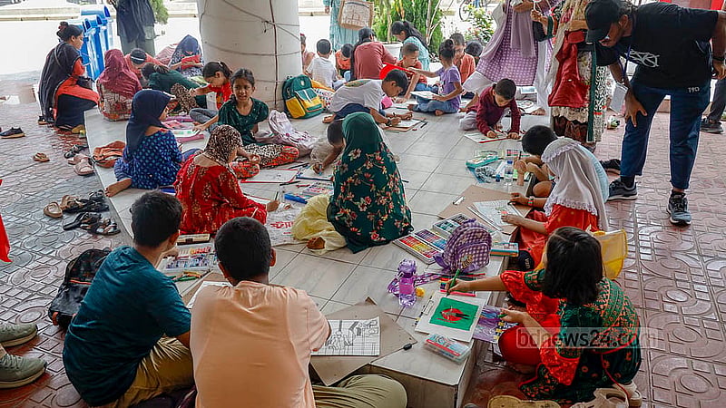 জুলাই গণঅভ্যুত্থান দিবসে এক বছর আগের আন্দোলনের দৃশ্যপট ক্যানভাসে ফুটে তুলেছে ছোটরা