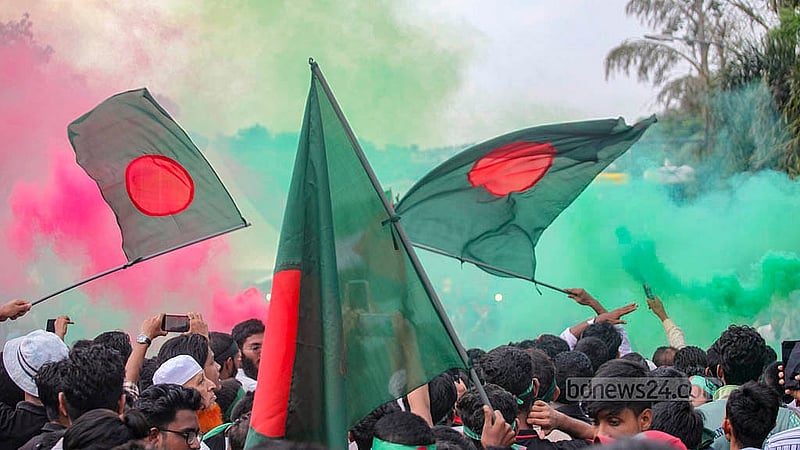 জুলাই গণঅভ্যুত্থান দিবস উদযাপনে ঢাকার মানিক মিয়া অ্যাভিনিউয়ে ‘জুলাই পুনর্জাগরণ’ অনুষ্ঠানে জাতীয় পতাকা হাতে আসেন অনেকে