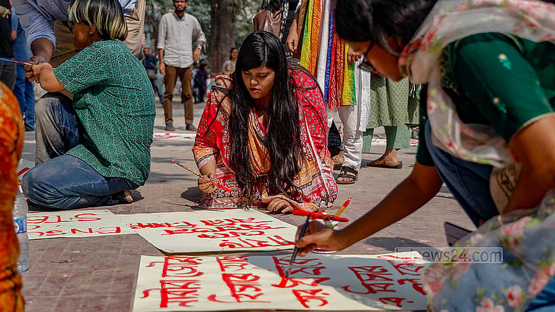 রাজধানীতে কেন্দ্রীয় শহীদ মিনারে ‘ধর্ষণ ও নিপীড়নের বিরুদ্ধে বাংলাদেশ’ ব্যানারে সোমবার দুপুরে পদযাত্রার আগে ব্যানার লিখছেন এক তরুণী