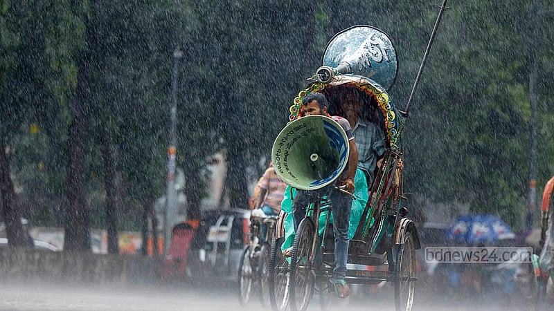 দিনভর গরমের মধ্যে সোমবার দুপুরে ঘণ্টাখানেকের জন্য রাজধানীতে নেমেছিল বৃষ্টি, তাতে কিছুটা শীতল হয় আবহাওয়া