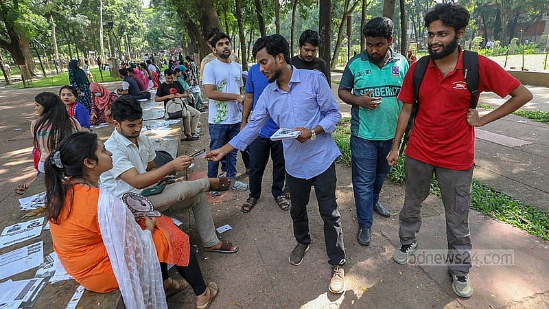 ঢাকা বিশ্ববিদ্যালয়ের মল চত্বরে রোববার ডাকসু নির্বাচনে প্রচারের শেষ দিনে বৈষম্যবিরোধী শিক্ষার্থী সংসদ প্যানেলের ভিপি প্রার্থী আব্দুল কাদের