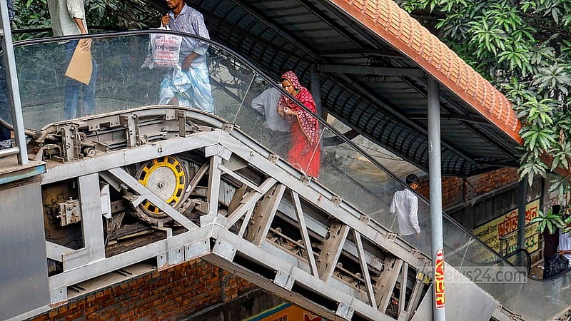 বনানীর চেয়ারম্যান বাড়ি এলাকায় ফুট ব্রিজ দিয়ে চলাচল সহজ করতে চলন্ত সিঁড়ির ব্যবস্থা করা হলেও তা বন্ধ দিনের পর দিন। যে কারণে হেঁটেই পারাপার হতে হয় মানুষকে