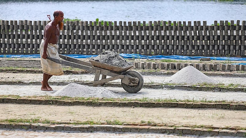 কেরানীগঞ্জের জাজিরা এলাকায় একটি ইটভাটায় কাজ করছেন শ্রমিকরা