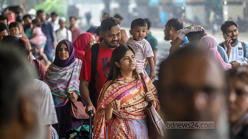ঈদের আগের দিন শুক্রবার বেলা বাড়ার সঙ্গে সঙ্গে কমলাপুর রেল স্টেশনে বাড়ে ভিড়