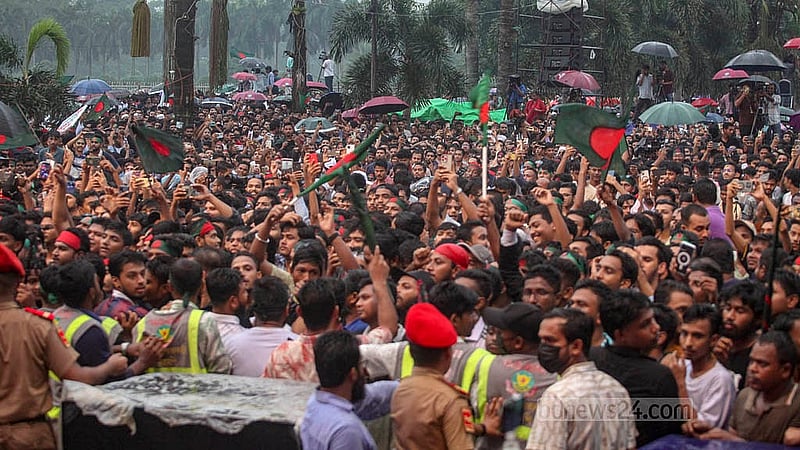 জুলাই গণঅভ্যুত্থান দিবস উদযাপনে মঙ্গলবার ঢাকার মানিক মিয়া অ্যাভিনিউ পরিণত হয় মিলনমেলায়