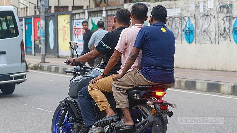 ঢাকায় এক মোটরসাইকেলে দুই জনের বেশি ওঠার নিয়মন নেই। কিন্তু মঙ্গলবার পুরান ঢাকার ঢাকেশ্বরী রোডে দেখা গেল সেই দৃশ্য। তারওপর কারও মাথায় নেই হেলমেট