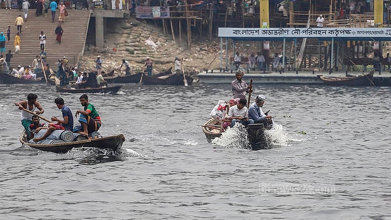 সকাল থেকে রাত পর্যন্ত বুড়িগঙ্গা নদীতে চলে যাত্রী পারাপার