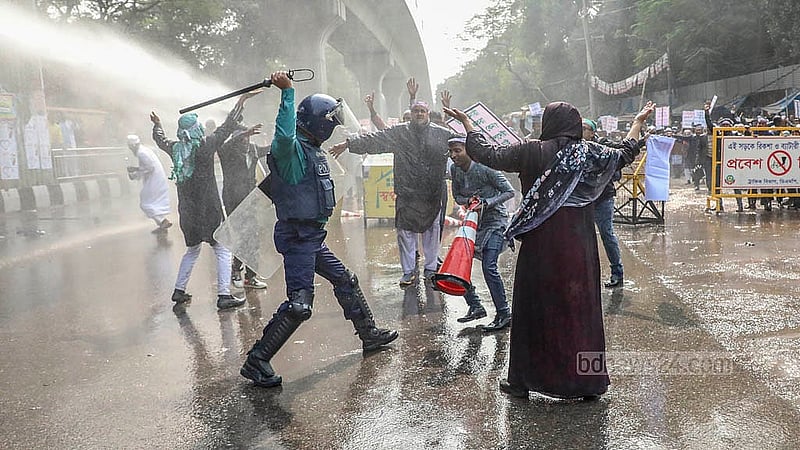 স্বতন্ত্র এবতেদায়ী মাদরাসা শিক্ষকরা মিছিল নিয়ে প্রধান উপদেষ্টার বাসভবনের দিকে যাওয়ার চেষ্টা করলে পুলিশ তাদের লাঠিচার্জ করে
