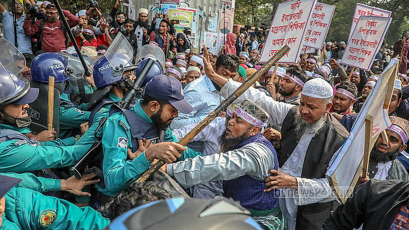 এবতেদায়ী মাদরাসা শিক্ষক ঐক্যজোটের মিছিল শাহবাগ পৌঁছালে তাদের আটকে দেয় আইনশৃঙ্খলা বাহিনী