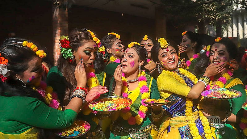 ঢাকা বিশ্ববিদ্যালয়ের চারুকলার বকুলতলায় শুক্রবার সকালে আবীররাঙা বসন্ত উৎসব