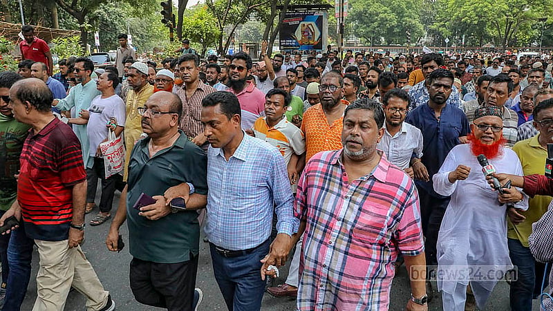 ইশরাক হোসেনকে ঢাকা দক্ষিণ সিটি করপোরেশনের মেয়রের দায়িত্ব বুঝিয়ে দেওয়ার দাবিতে শনিবার জাতীয় প্রেস ক্লাবের সামনে বিক্ষোভ করেন তার সমর্থকরা