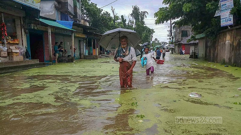 টানা বৃষ্টি ও উজানের ঢলে ফেনীর কয়েকটি বাঁধ ভেঙে পানিবন্দি হয়ে পড়েছে অনেক মানুষ।