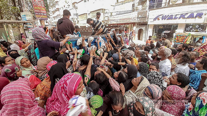 বাজারে নিত্যপণ্যের দামে নাভিশ্বাস সাধারণ মানুষের; সে কারণে কম দামে টিসিবির তেল-চিনি-ডাল কিনতে মানুষের হুড়োহুড়ি