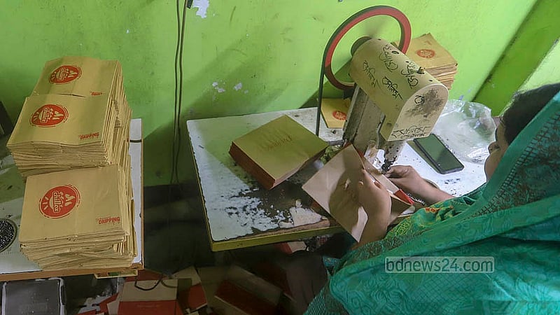 কাগজের শপিং ব্যাগ তৈরিতে ব্যস্ত সময় পার করছেন শ্রমিকরা। কেরানীগঞ্জের শহীদ নগর এলাকার একটি কারখানায় চাহিদা বাড়ায় কাজের তাড়া বেড়েছে তাদের
