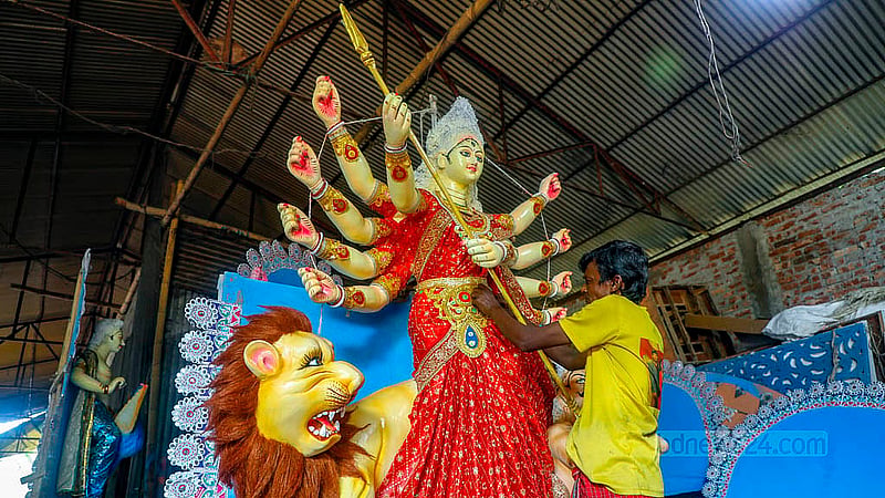 রমনা কালি মন্দিরে দুর্গাপূজা উপলক্ষে প্রতিমা সাজাতে শেষ সময়ের ব্যস্ততায় শিল্পীরা