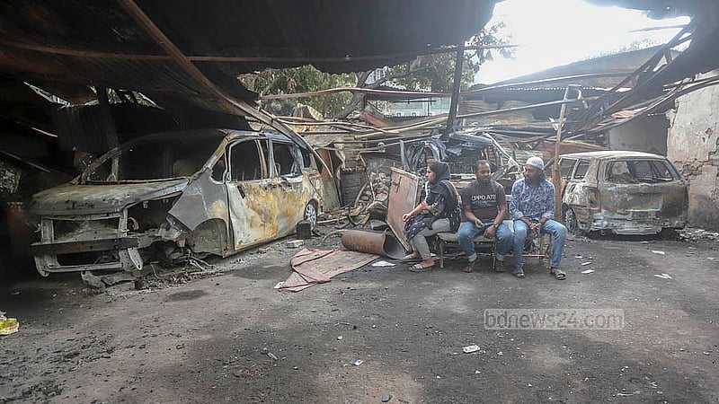 রাজধানীর খিলগাঁওয়ে তালতলা মার্কেটর কাছে শুক্রবার রাতে লাগা আগুনে পুড়ে যায় গ্যারেজে মেরামতের জন্য রাখা ১৭টি গাড়ি