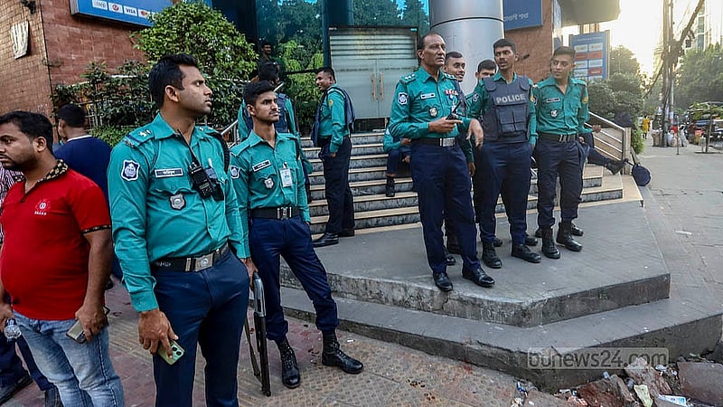 শিক্ষার্থীদের ‘ক্লোজডাউন’ কর্মসূচি চলাকালে মঙ্গলবার রাজধানীর মহাখালীতে তিতুমীর কলেজের ফটকের বাইরের সড়কে আইনশৃঙ্খলা বাহিনীর সতর্ক অবস্থান