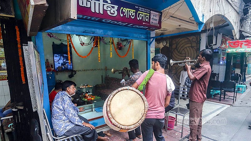 হিন্দু সম্প্রদায়ের পঞ্জিকা অনুযায়ী পহেলা বৈশাখ মঙ্গলবার হওয়ায় এদিন তাঁতীবাজারের বিভিন্ন দোকানের সামনে ঢোল-সানাই বাজিয়ে প্রণামী তোলেন অনেকে