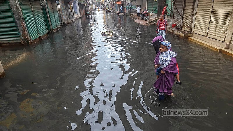 প্রায় দুই বছর ধরে জলাবদ্ধ রাজধানীর উত্তর জুরাইনের ‘পাইপ রাস্তা’। এই সড়ক দিয়ে প্রতিদিন চলাচল করতে গিয়ে ভোগান্তিতে পড়েন হাজারো মানুষ