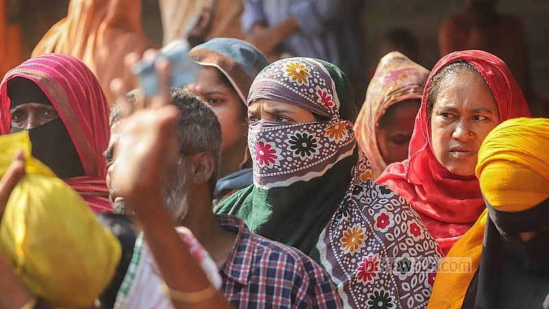 ন্যায্যমূল্যের পণ্য কিনতে টিসিবির ট্রাকের কাছে ভিড়। পেছনে যারা থাকে তাদের অপেক্ষাই শুধু বাড়ে। দীর্ঘ সময় পর অনেককে তাই ফিরতে হয় খালি হাতে