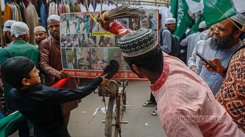 জুতা দিয়ে সজোরে মারা হচ্ছে ট্রাম্প ও জো বাইডেনের ছবির ওপর। ফিলিস্তিনে ইসরায়েলি হামলার প্রতিবাদে শুক্রবার বায়তুল মোকাররম মসজিদে জুমার নামাজের পর এভাবেই বিক্ষোভ দেখায় মানুষ