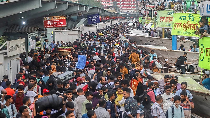 ঈদুল আজহা উদযাপনে বাড়ি ফিরতে বৃহস্পতিবার রাজধানীর সদরঘাট লঞ্চ টার্মিনালে মানুষের উপচে পড়া ভিড়