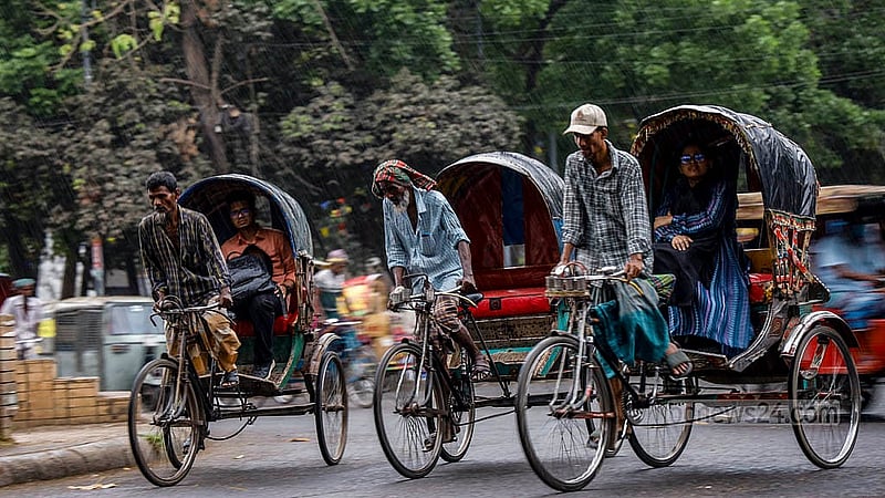 ঢাকা বিশ্ববিদ্যালয় এলাকায় সোমবার বিকালে গুড়িগুড়ি বৃষ্টি মাথায় করেই গন্তব্যে ছোটেন রিকশাচালকেরা
