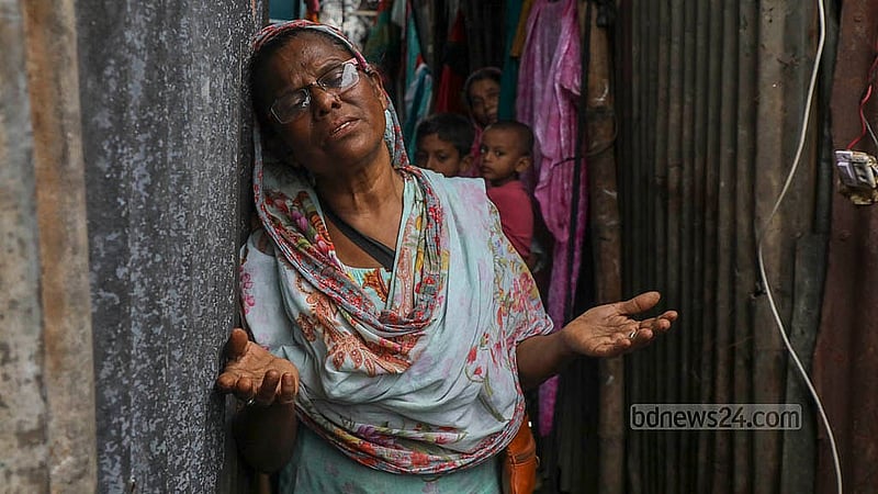 আগুনে পুড়েছে ঘর, ঘরের সব মালামাল। খোলা আকাশের নিচে বসে আহাজারি করছেন ঢাকার মিরপুরের ভাসানটেক বস্তির এই নারী।
