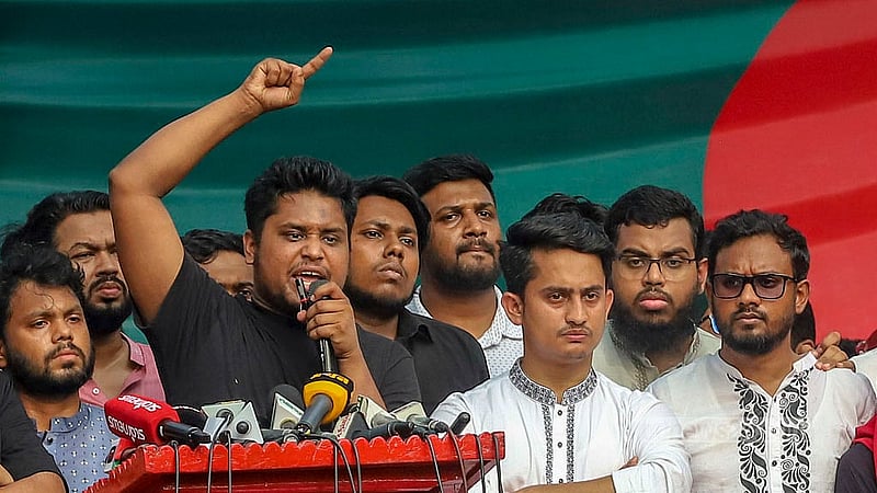 আওয়ামী লীগ নিষিদ্ধের দাবিতে শুক্রবার প্রধান উপদেষ্টার বাসভবন যমুনার কাছে মিন্টো রোডের প্রবেশ মুখে সমাবেশে জাতীয় নাগরিক পার্টির (এনসিপি) দক্ষিণাঞ্চলের মুখ্য সংগঠক হাসনাত আব্দুল্লাহ