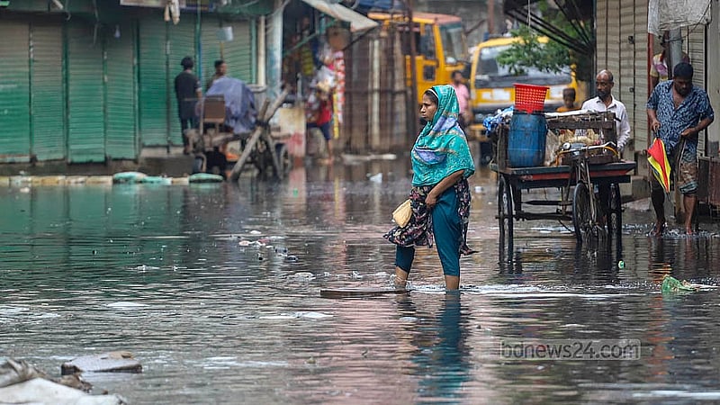 সড়কে দীর্ঘদিন ধরে জমে থাকা ময়লা পানির ভেতর দিয়েই চলাচল করতে হয় রাজধানীর উত্তর জুরাইনের ‘পাইপ রাস্তার’ আশপাশের বাসিন্দাদের