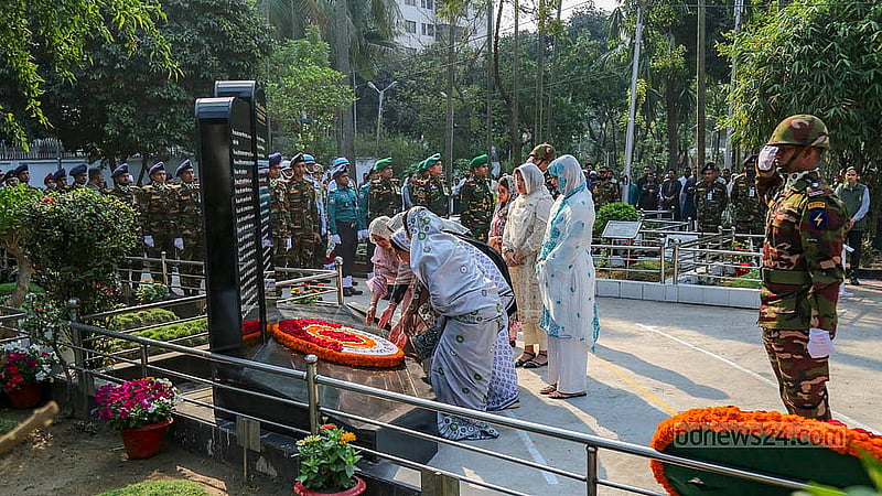 ১৬ বছর আগে বিডিআর বিদ্রোহের ঘটনায় নিহত সেনা কর্মকর্তাদের স্মরণে মঙ্গলবার বনানীর সামরিক কবরস্থানে তাদের কবরে ফুল দিয়ে শ্রদ্ধা জানায় পরিবারের সদস্যরা।